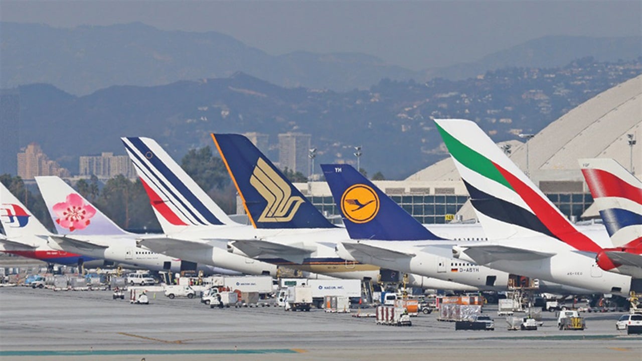 أسهم شركات الطيران والسياحة تهوي