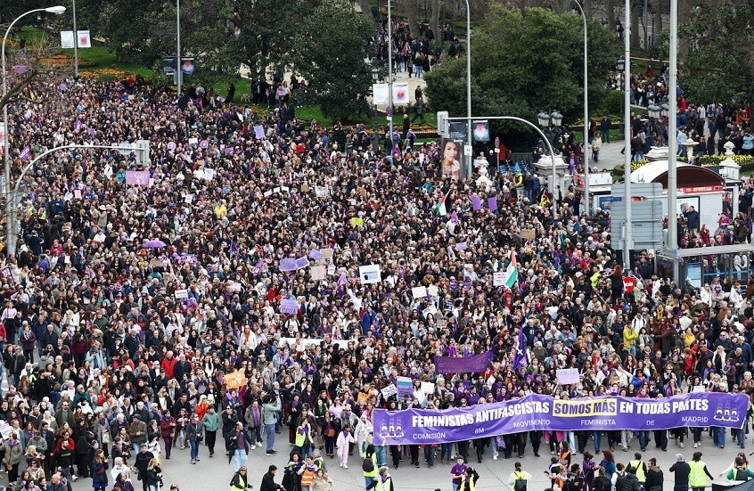عشرات الآلاف في إسبانيا يتظاهرون ضد الحرب على إيران في يوم المرأة العالمي 