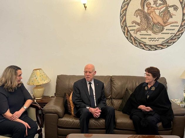  رئيس الجمهورية يقدم واجب العزاء لعائلة بلعيد