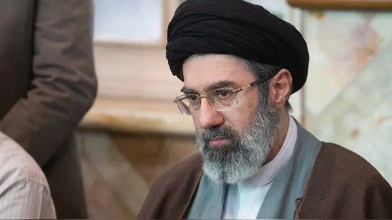  إيران.. أول مرة منذ الثورة الإسلامية عام 1979 ينتقل فيها الحكم الأعلى من الأب إلى الابن