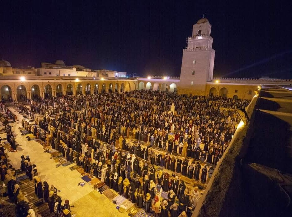 جامع عقبة بن نافع.. قبلة المصلين في العشر الأواخر من رمضان
