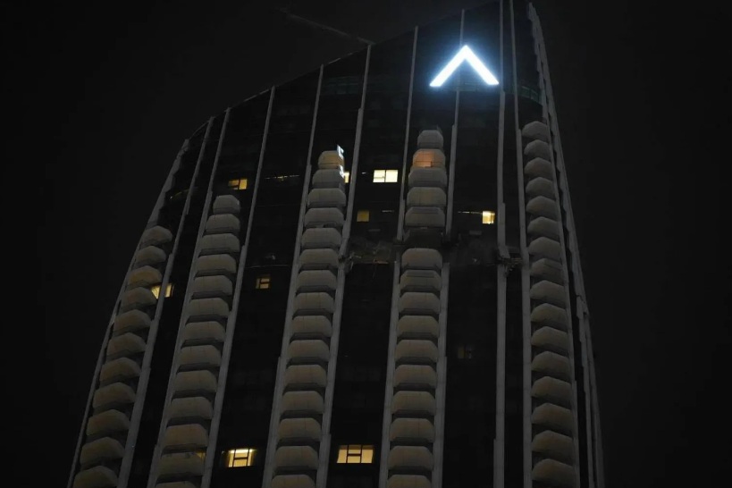 دبي.. السيطرة على حريق بمبنى تعرض لسقوط مُسيّرة