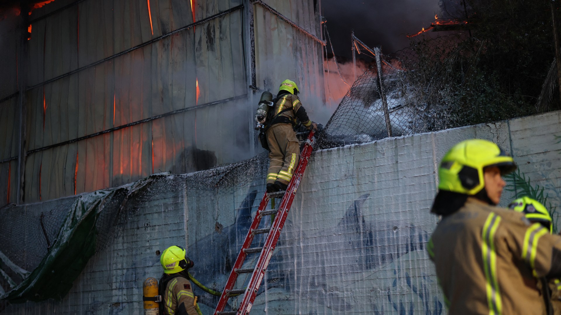   حرائق في طهران.. وانفجارات بتل أبيب