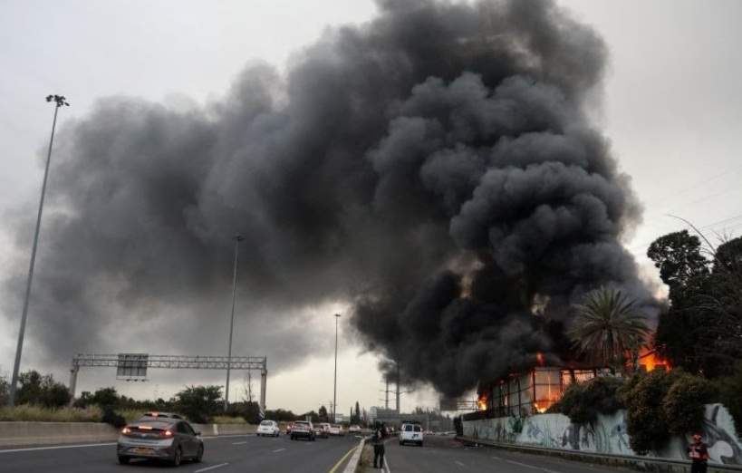 حرائق وسط فلسطين المحتلة جراء سقوط شظايا صاروخ إيراني انشطاري