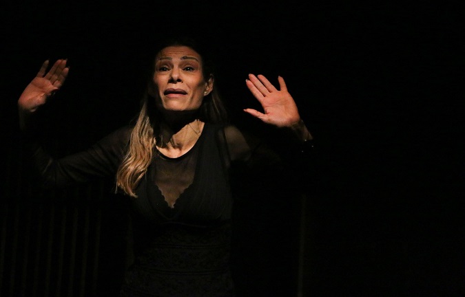 «إلى أمي» في عرضه الأول بمسرح الجهات..   جميلة الشيحي تحول الحكاية الشخصية إلى فعل مسرحي يلامس الوجدان الإنساني