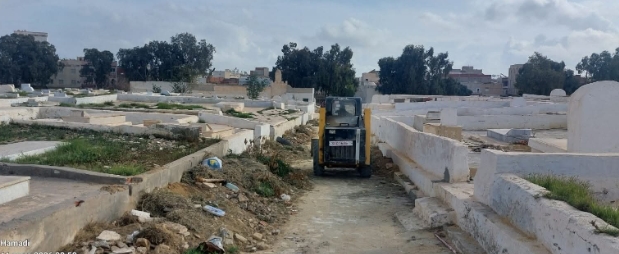 القيروان..بلدية القيروان تطلق حملة نظافة واسعة بمقبرة قريش