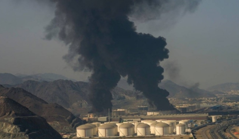 أبوظبي.. التعامل مع حريق في حقل شاه اثر استهداف بمُسيرة