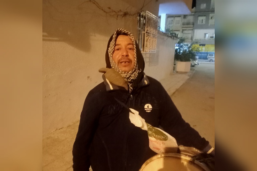  تحت رذاذ المطر وبرودة الطقس.. طبّال “سيدي رمضان” يواصل جولاته لإيقاظ المتسحرين في ليلة 27