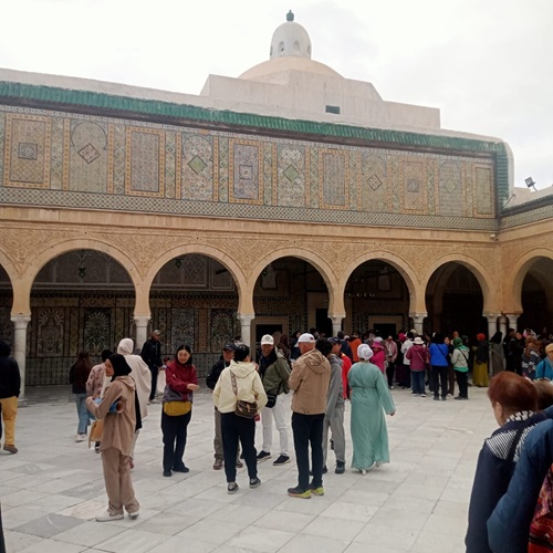 القيروان.. مقام أبي زمعة البلوي يشهد مواكب ختان للأطفال وإقبالا لافتا للعائلات السياح (صور) 