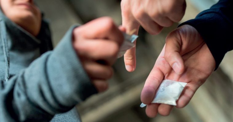  500 ألف مدمن في تونس.. مختص في القانون وعلم الإجرام لـ"الصباح نيوز": المطلوب  شجاعة سياسية وقانونية للانتقال من منطق العقاب إلى منطق العلاج والحماية