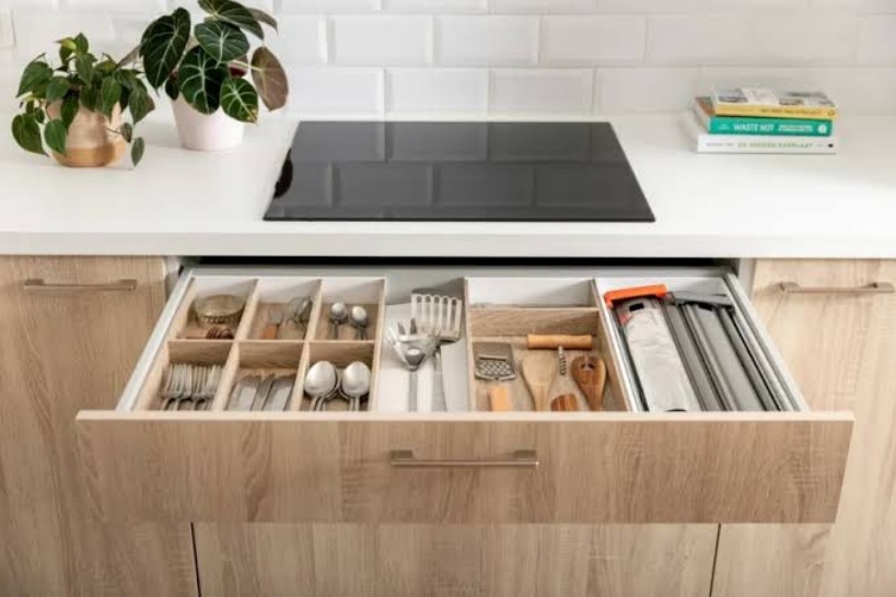 كيف تتحوّل أدراج المطبخ إلى مساحة منظمة وعملية؟