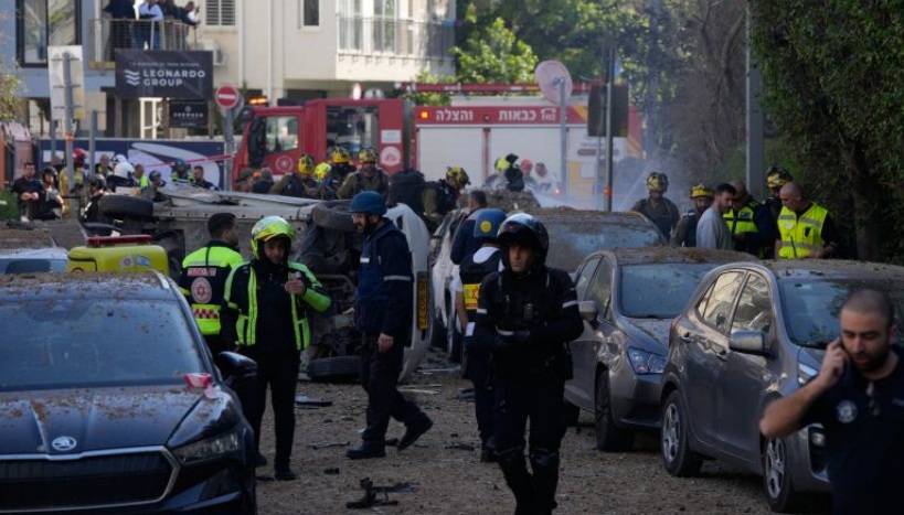 "رؤوس متشظية".. إصابات ودمار كبير بتل أبيب وحيفا بفعل الصواريخ الإيرانية