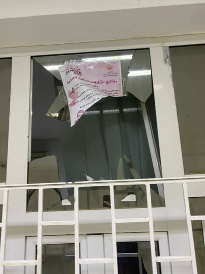 جربة ميدون.. مواطن يهشم بلور مكتب التسجيل وبلور بهو المستشفي المحلي 
