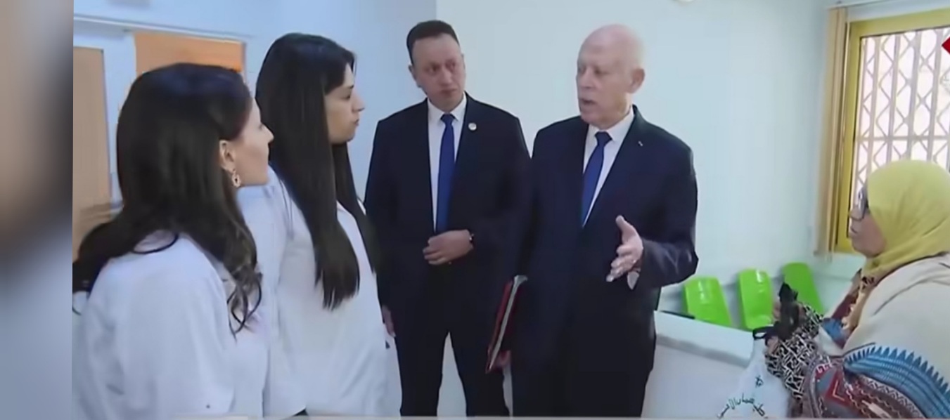 رئيس الجمهورية يزور مصحة العمران والصيدلية المركزية