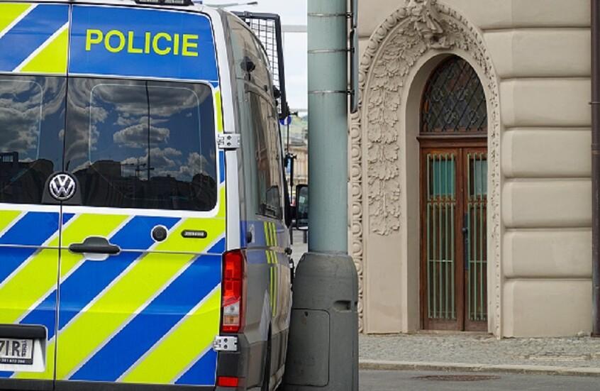 الشرطة التشيكية: مجهول يلقي قنابل حارقة على مركز ثقافي روسي في براغ