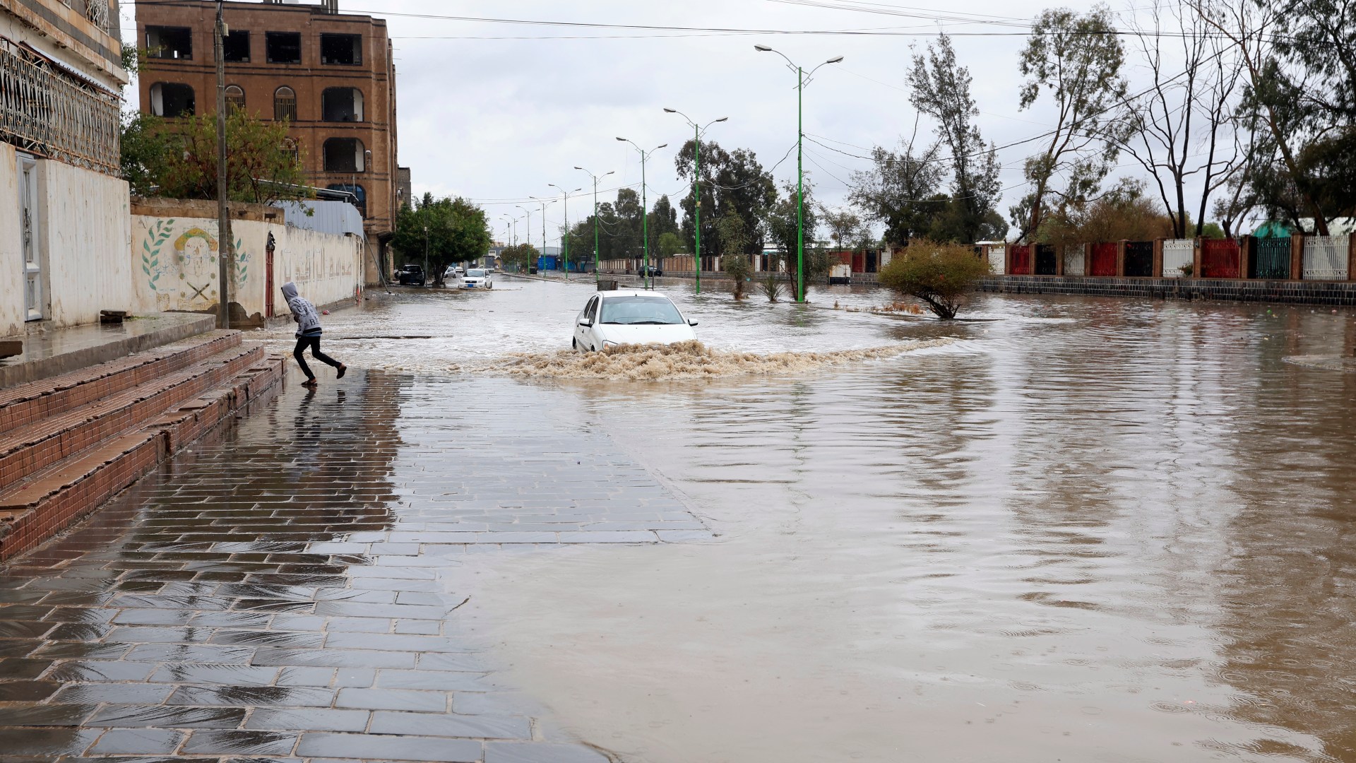 مصرع 17 وتضرر 1370 أسرة نازحة جراء السيول والأمطار في اليمن