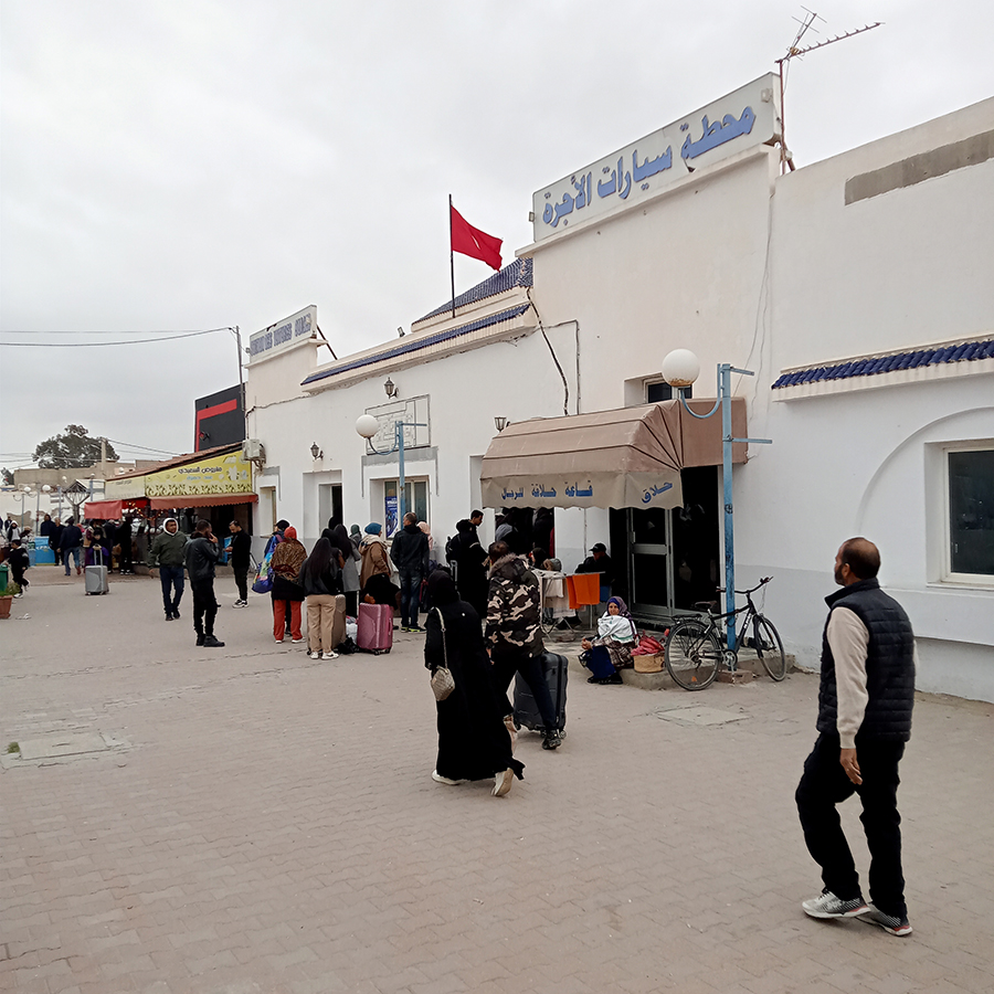 القيروان..حركية نشيطة بمحطة سيارات الأجرة مع انتهاء عطلة الربيع