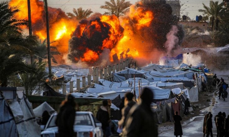 استشهاد 6 فلسطينيين بينهم 3 من الشرطة بغارتين إسرائيليتين على غزة