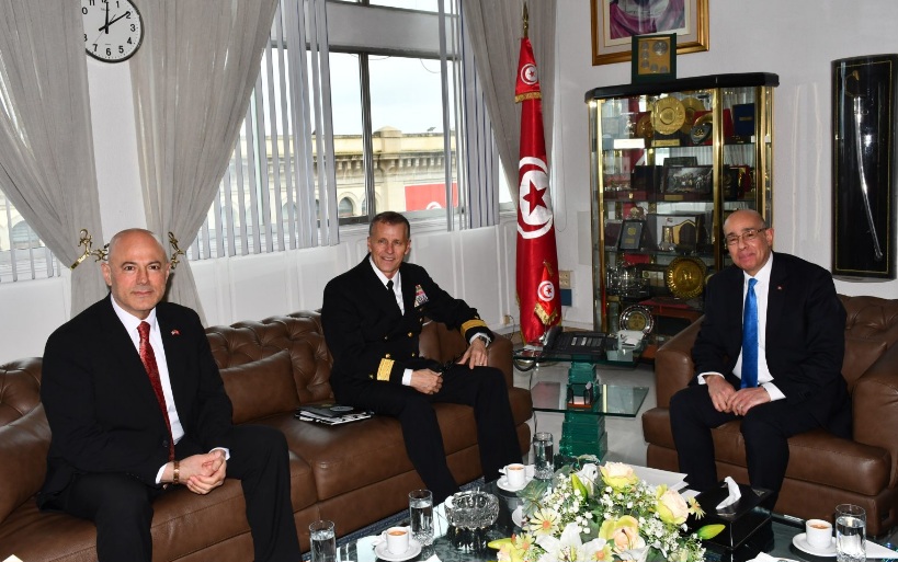 تعزيز التعاون العسكري محور لقاء وزير الدفاع بمدير الاستخبارات بقيادة القوات الأمريكية بإفريقيا