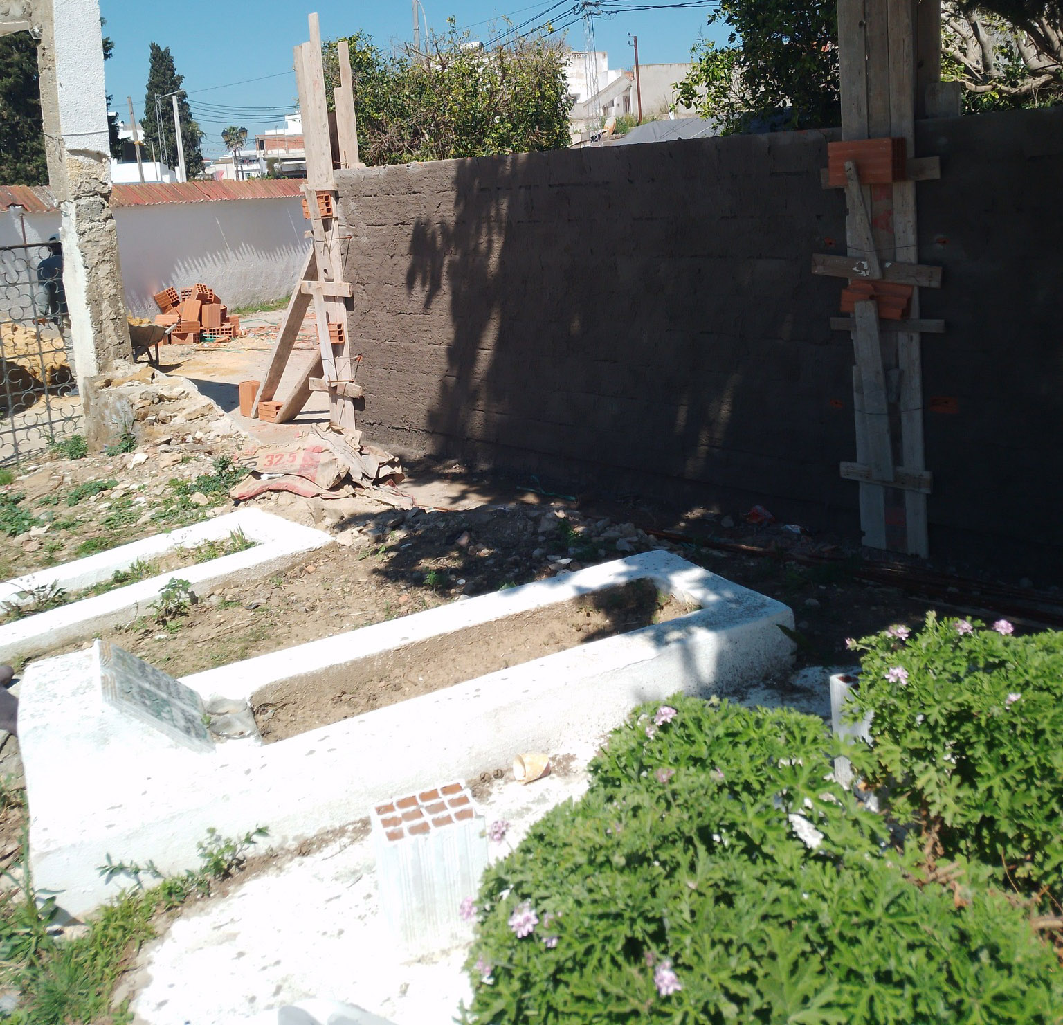 بنزرت.. مواطن يتكفل بتهيئة مقبرة عوسجة