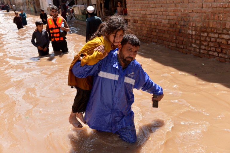 مقتل 222 شخصا في فيضانات أفغانستان وباكستان