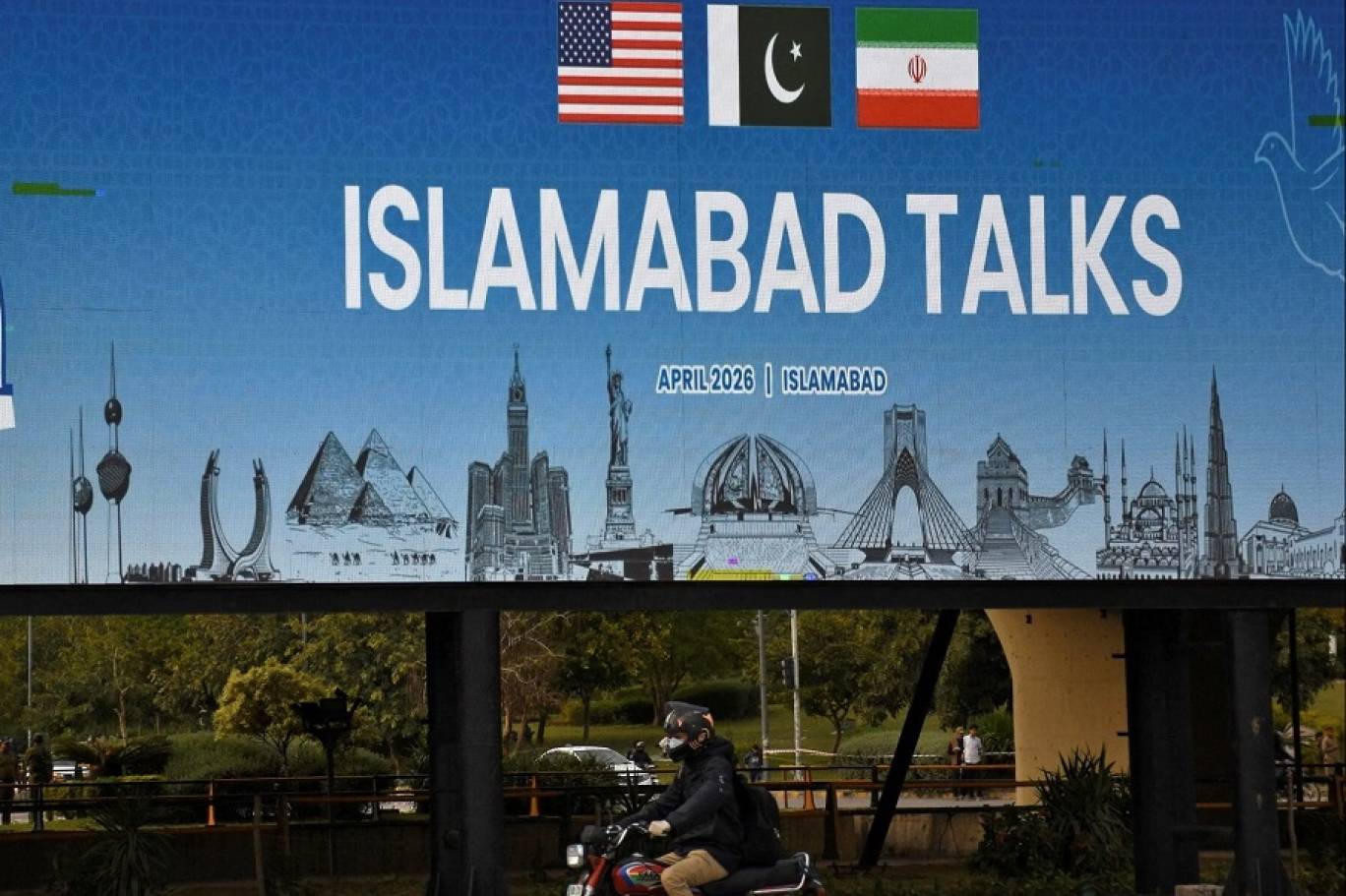 إيران والولايات المتحدة تعقدان محادثات سلام في إسلام أباد يخيم عليها انعدام ثقة متبادل