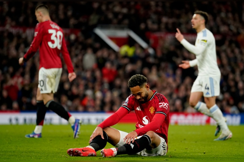 مانشستر يونايتد يتعرض لخسارة مفاجئة على أرضه أمام ليدز