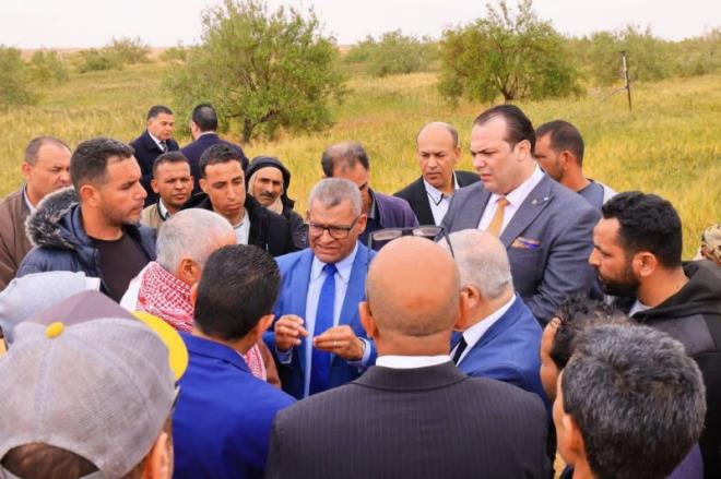 كاتب الدولة المكلف بالمياه يتفقد مشاريع فلاحية ويشرف على أشغال المجلس الجهوي للمياه بتطاوين