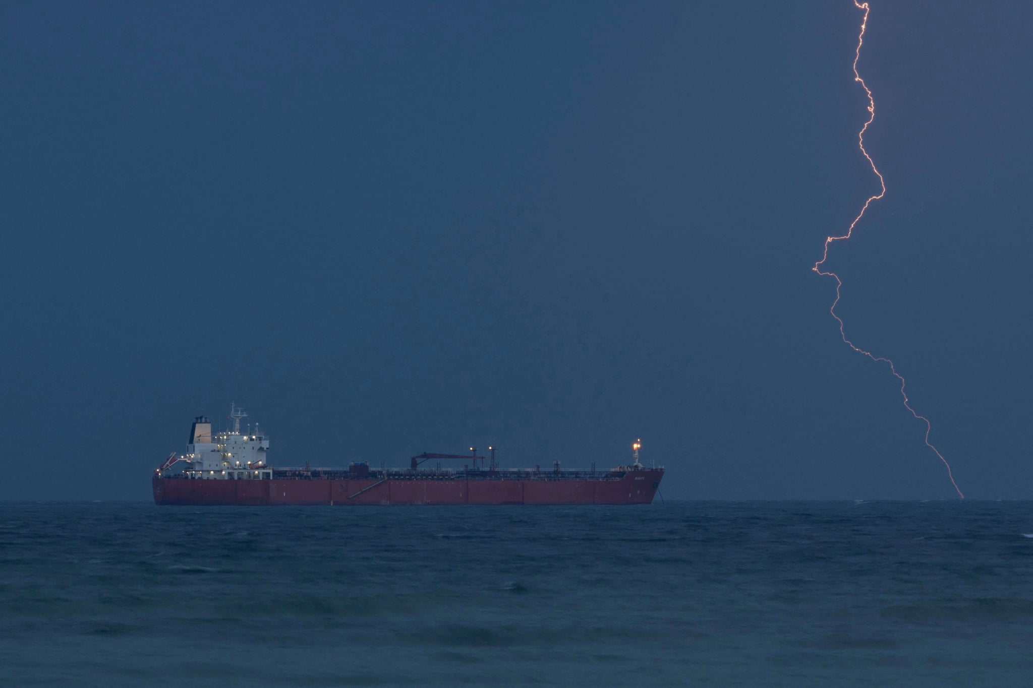 النفط يهبط 9% بعد إعلان إيران فتح مضيق هرمز