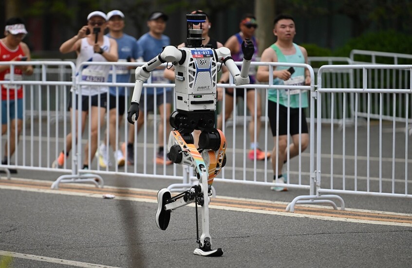 روبوت يحطم الرقم القياسي البشري في سباق نصف ماراثون في بكين