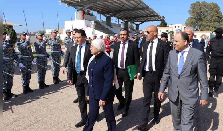 وزيرة العدل تشرف على موكب تعليق شارات الرتب والأوسمة لثلة من إطارات وأعوان السجون والإصلاح