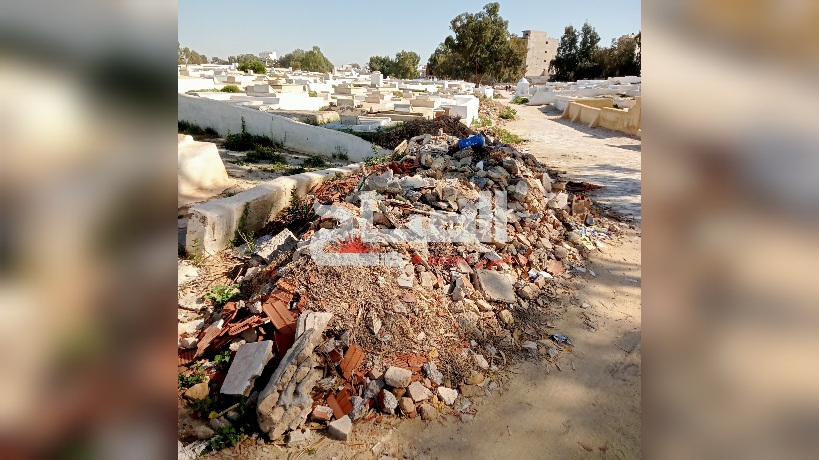  القيروان.. الأتربة المتروكة بمقبرة قريش تثير استياء الزوار