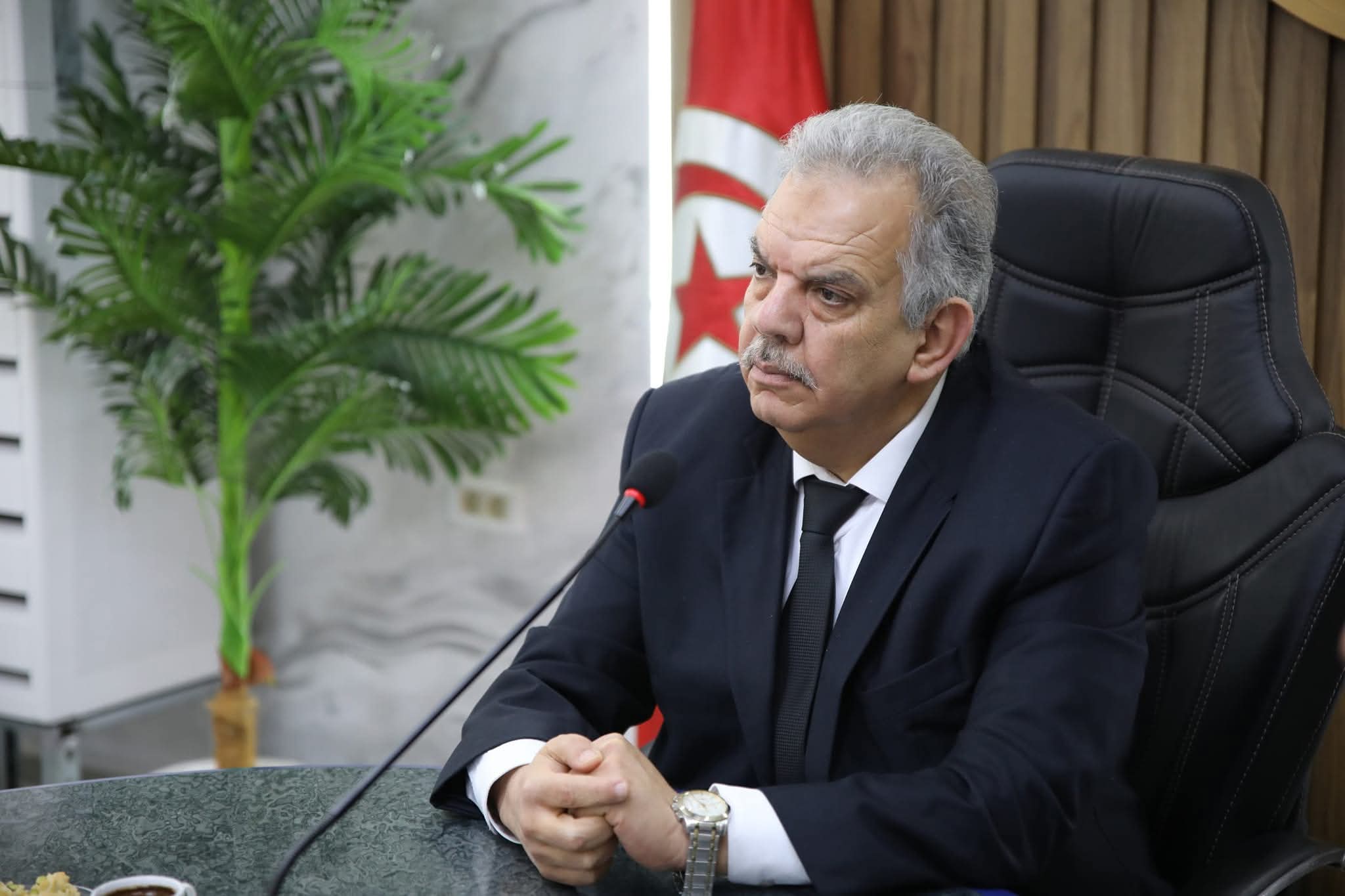 بحضور رئيس الجامعة: وزير الرياضة يجتمع برئيسي الافريقي والترجي 