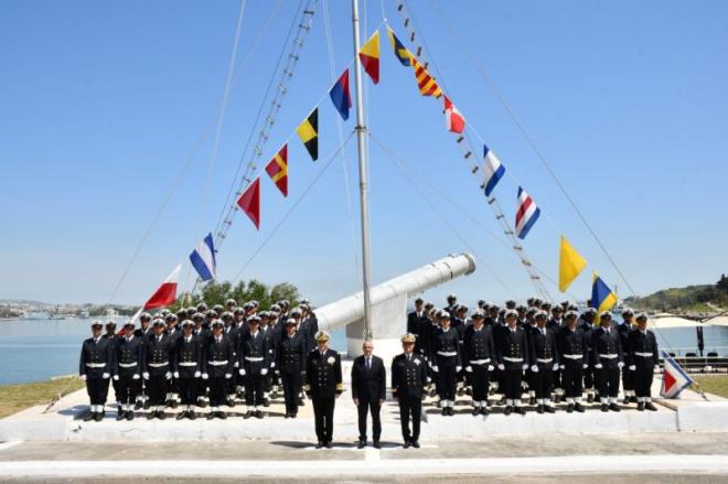 اختتام السنة التكوينية للدورة 32 لضباط الصف بالبحرية: وزير الدفاع يؤكد الحرص على الارتقاء بمنظومة التكوين العسكري