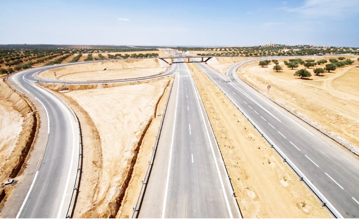 محرك فعلي للتنمية وأداة لتحقيق الاندماج الاقتصادي..   تعدد مشاريع الطرقات والجسور لتحسين البنية التحتية ودعم الربط بين الجهات