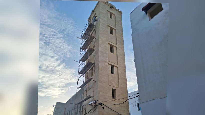 منزل جميل.. تأمين محيط جامع السوق بعد سقوط حجارة من الصومعة