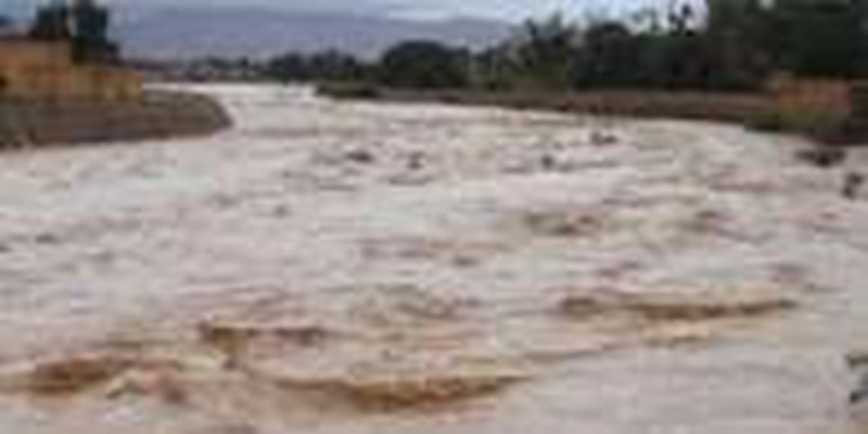 بسبب الأمطار القوية بالقصرين.. انقاذ مواطن جرفته السيول وتسجيل اضرار فلاحية وانقطاعات للتيار الكهربائي  