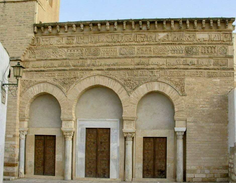 جامع الثلاثة أبواب بالقيروان.. حين ينطق الحجر بتاريخ الفن الإسلامي