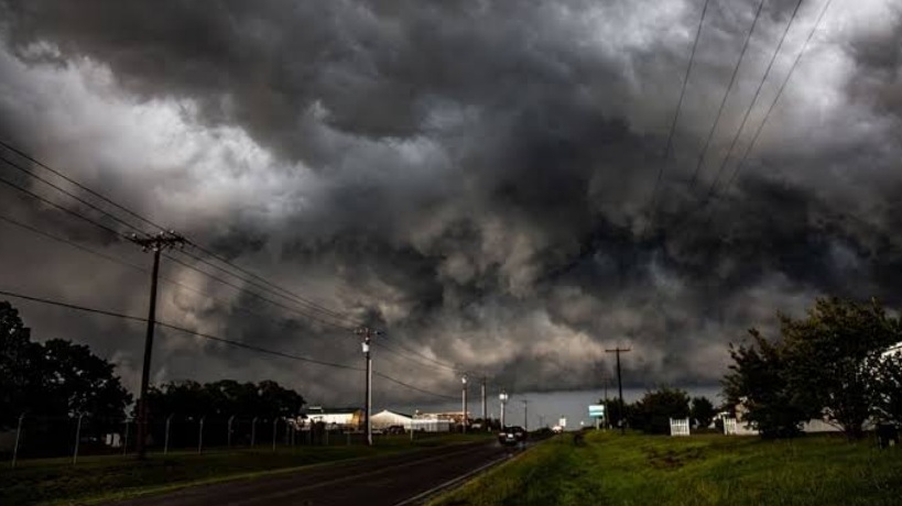 إعصار يضرب ولاية أوكلاهوما الأمريكية