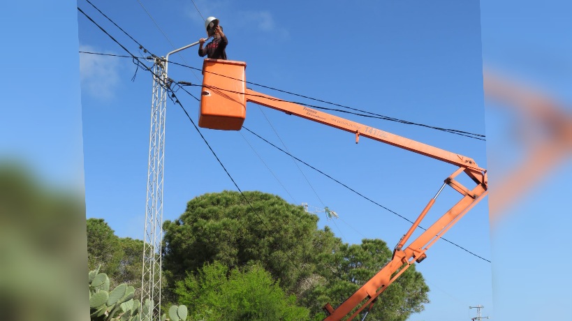 رأس الجبل.. تجديد شبكة الانارة العمومية في طريق الشاطئ