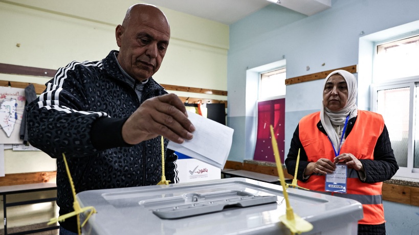 الفلسطينيون يُدلون بأصواتهم في أول انتخابات بلدية منذ حرب غزة