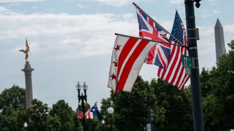 خطأ بروتوكولي.. واشنطن ترحب بملك بريطانيا بأعلام أستراليا