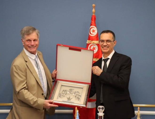 وزير الفلاحة يستعرض مع حاكم ولاية امريكية آفاق التعاون الثنائي في المجال الفلاحي