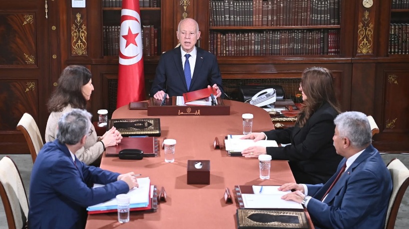 الترفيع في الأجور وانتداب المعطّلين عن العمل محور اجتماع رئيس الجمهورية بعدد من الوزراء