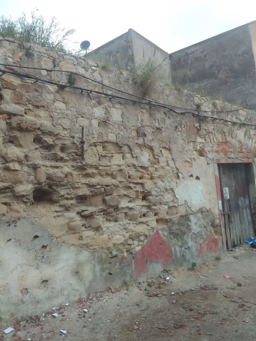 منزل جميل.. مطالبة بهدم محل متداعٍ للسقوط
