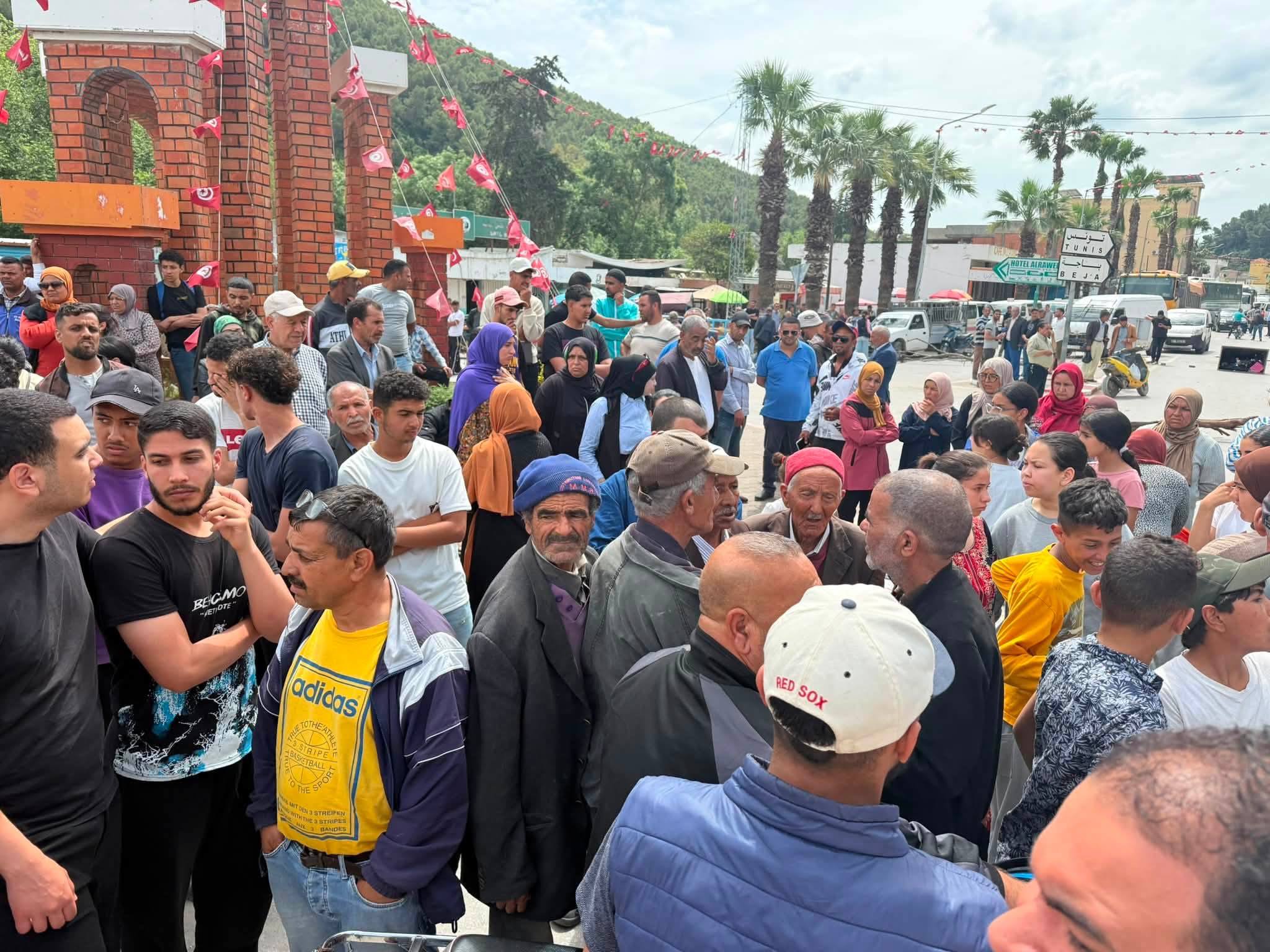 نفزة.. محتجون يغلقون طريقا إثر وفاة طفلة في حادث مرور