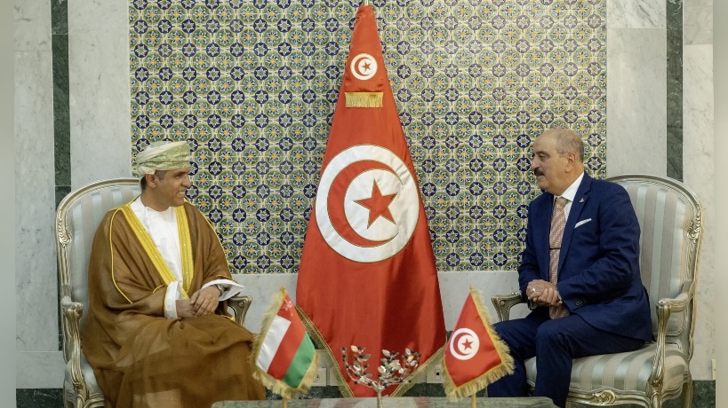 وزير الخارجية يلتقي سفير سلطنة عمان بتونس