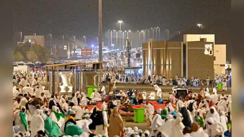 الحجّاج يستقرّون في مُزدلفة استعدادًا لرمي جمرة العقبة
