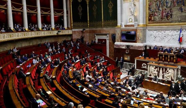 فرنسا.. مجلس النواب يتبنّى مشروع قانون لإلغاء قانون العبودية