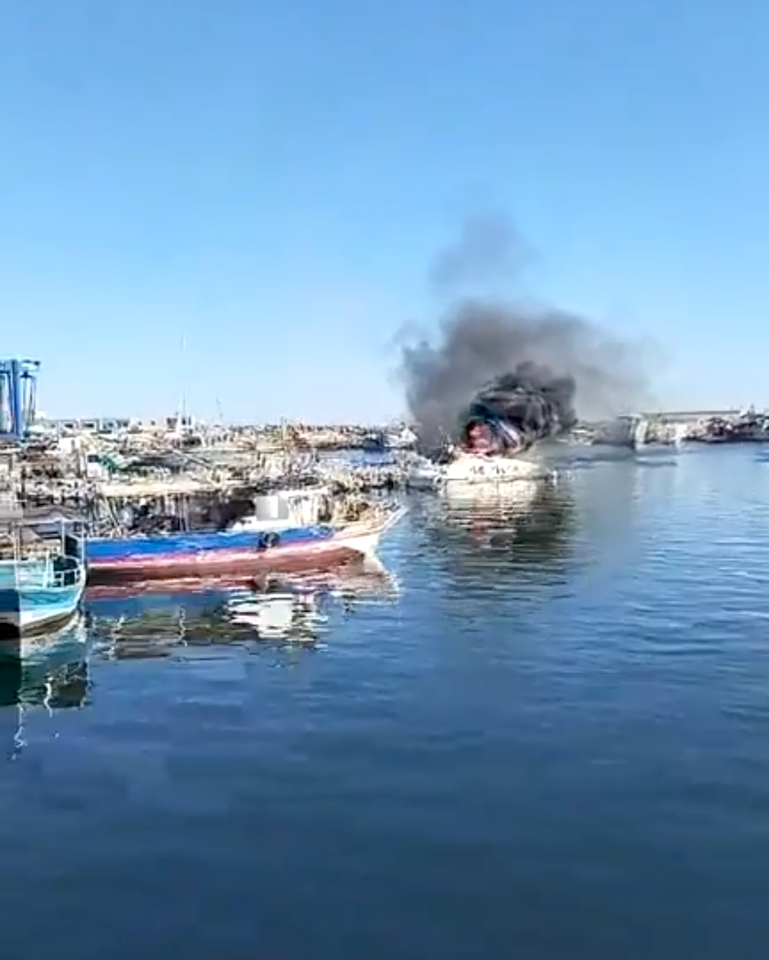 قليبية .. اندلاع حريق بمركب صيد بحري 